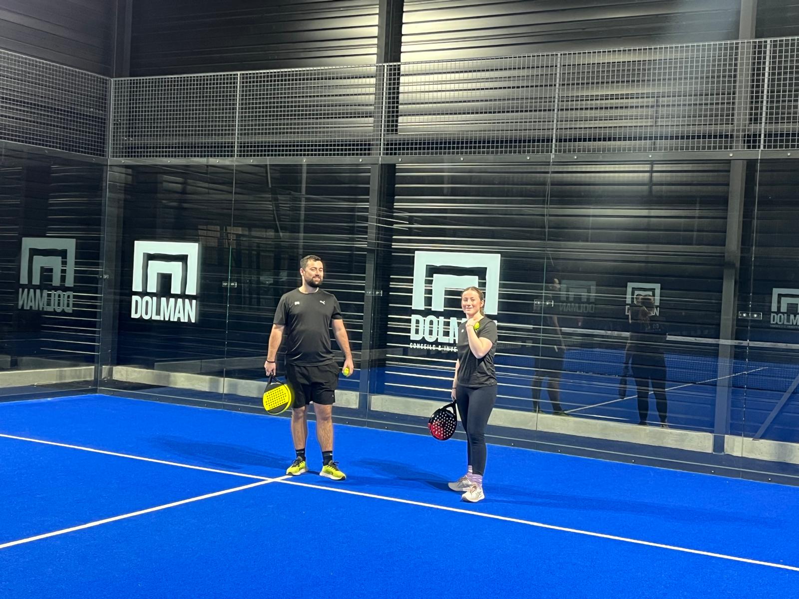 illustration Louis et Margaux sur le terrain DOLMAN de Kervel Padel.