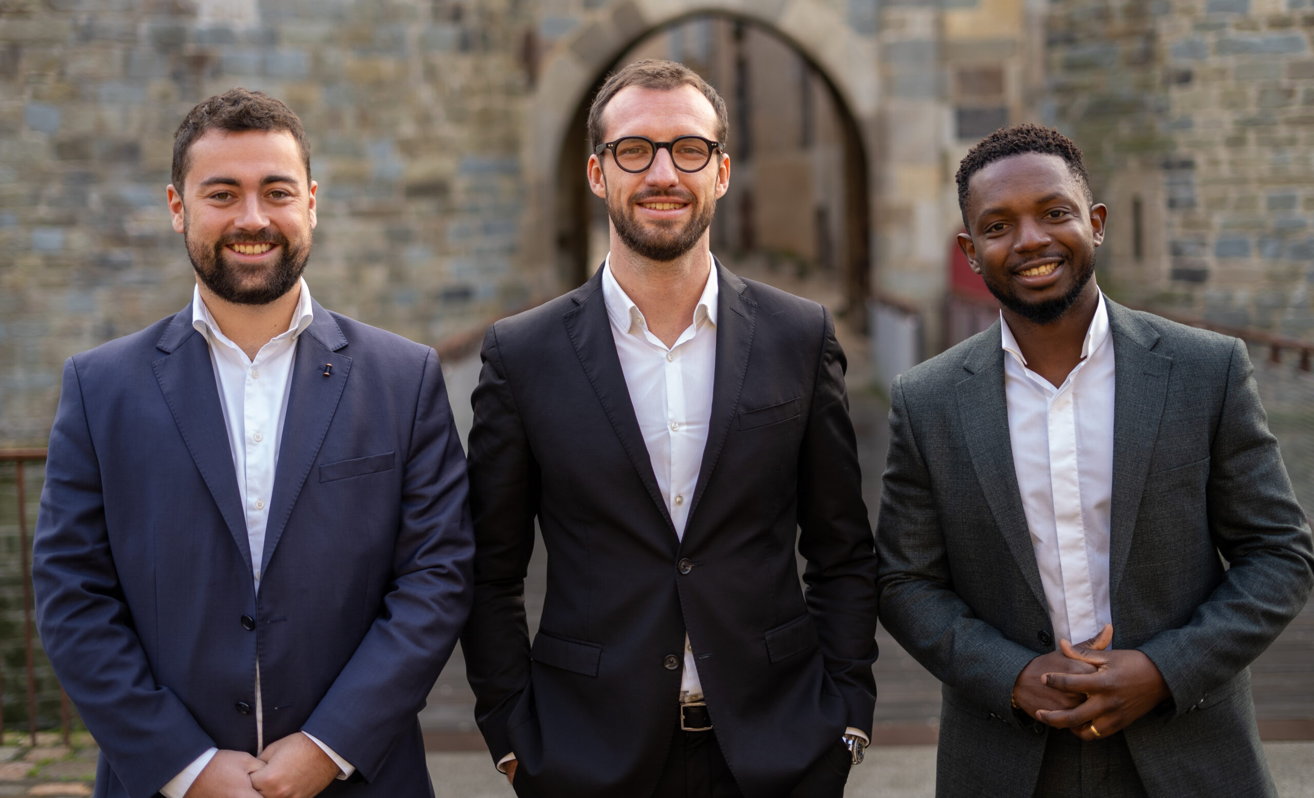 Les 3 associés du cabinet Dolman Conseils devant le Parlement de Bretagne, Rennes Louis Crété, Charles Budor et Mackenley Alphonse — Conseillers en gestion de patrimoine, Cabinet Dolman Conseils, Rennes